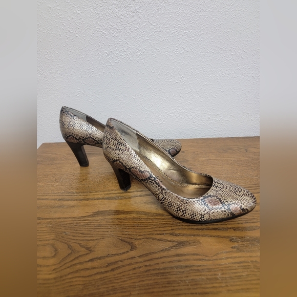 #7 Anne Klein iFlex Gold Snake Skin Round Toed Pump 8.5M - Picture 5 of 11